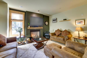 Mammoth Lakes Condo with Fireplace Near Skiing!